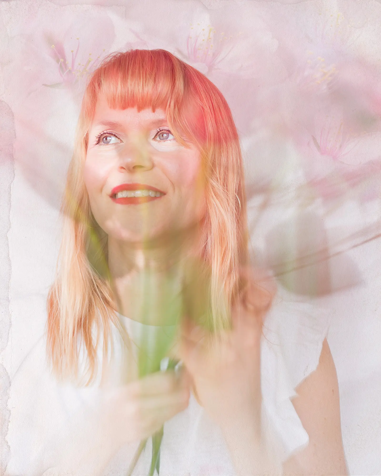 Tuulia Kolehmainen, Studio Aina. Japanilaishenkinen taidekuva: omakuva, jonka halki kukat piirtävät liikkeen, päällä kerros kirsikankukkia.